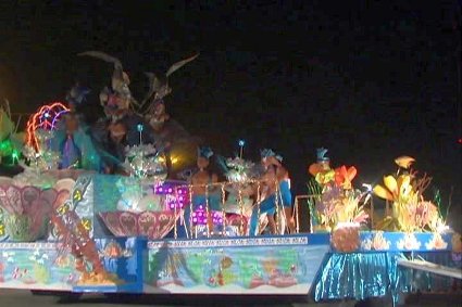 Estrenan carrozas y muñecones en Carnaval Cienfuegos 2013