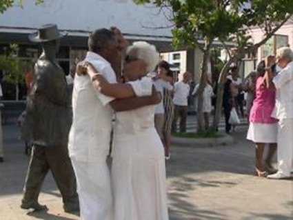 Bailando danzón por los Cinco y en homenaje a Hugo Chávez
