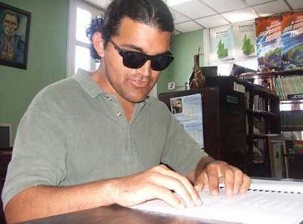 Distribuirán textos poéticos de Feijóo en Braille