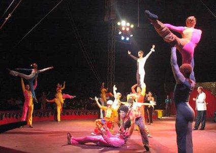 Anima espectáculo de variedades circense escenario del Cine-Teatro Luisa de Cienfuegos