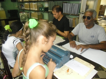 Imparten en biblioteca cienfueguera primer curso de verano para aprender Braille