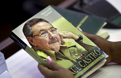 En Cienfuegos libro Raúl Castro: Un hombre en Revolución