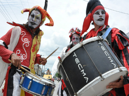 Orishas sobre zancos en Carnaval de Cienfuegos