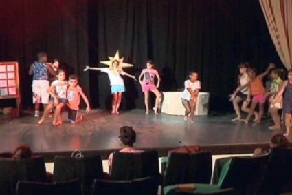 Ultiman detalles para puesta teatral en la Sala Guanaroca la agrupación infantil Crearte