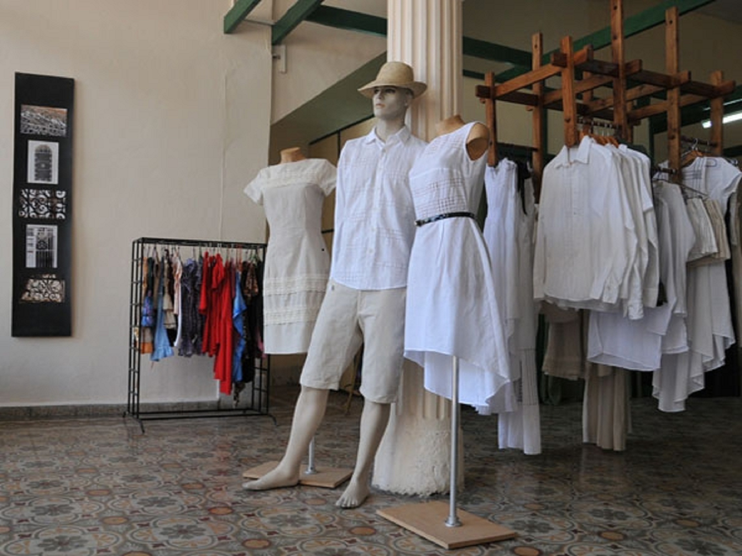 Producen en Cienfuegos prenda de vestir emblemática en Cuba