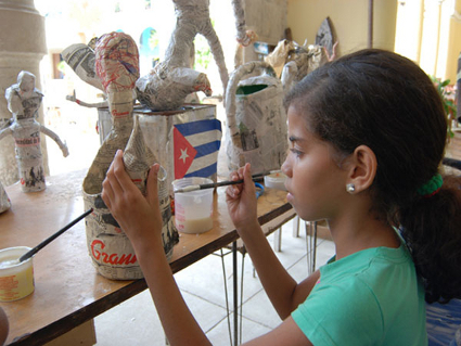 Enseñan técnicas de Papier maché a visitantes extranjeros