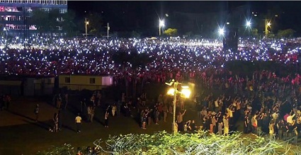 La hora de los conectados: Los cubanos prenden las luces de sus móviles para acompañar a Mick Jagger