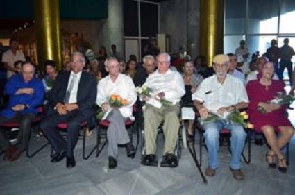 Distingue la AHS a Fidel y personalidades de la Cultura