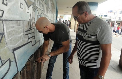 En Cienfuegos, mar y casas que palpitan por el pincel de Leandro Soto