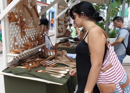 Arte para mamá llega a Cienfuegos con textiles, calzados y artesanía utilitaria