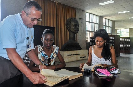 Los bibliotecarios: un puente hacia el conocimiento