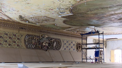 Restauran monumental lienzo en cielo raso del teatro Tomás Terry
