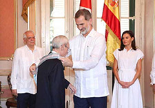 Reyes de España entregan a Eusebio Leal Spengler Orden Carlos III